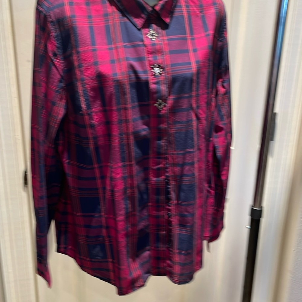 Tommy Hilfiger classic shirt with princess seams and decorative button cover.